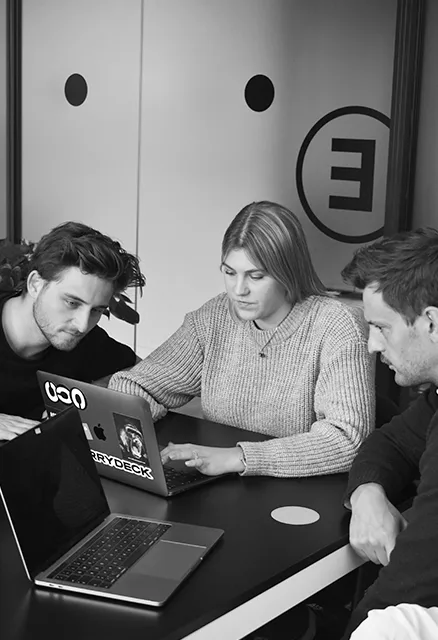 Grupo de personas planificando las estrategias de la modelo de OFM Evolution