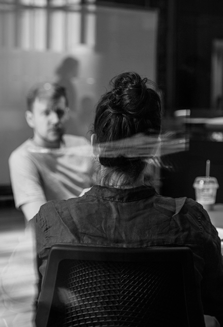 Equipo profesional ofreciendo orientación profesional a creadoras de contenido de OnlyFans